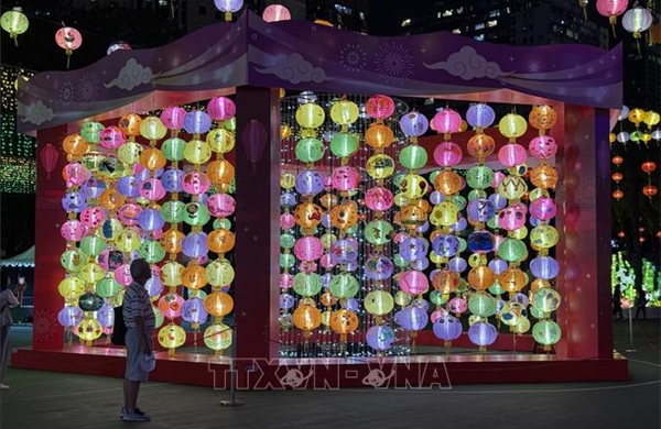 Rộn ràng không khí Tết Trung thu tại Lào và Hong Kong (Trung Quốc)