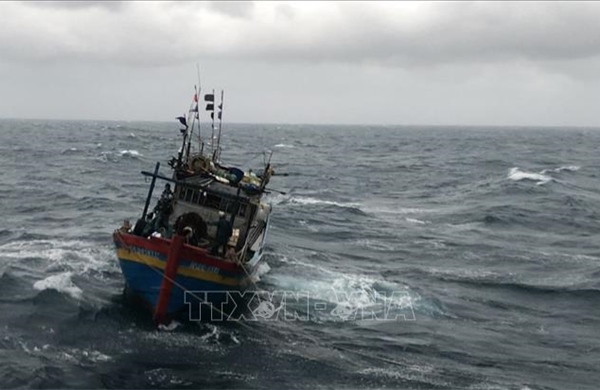 Hỗ trợ ứng cứu tàu cá gặp sự cố, thả trôi trên biển