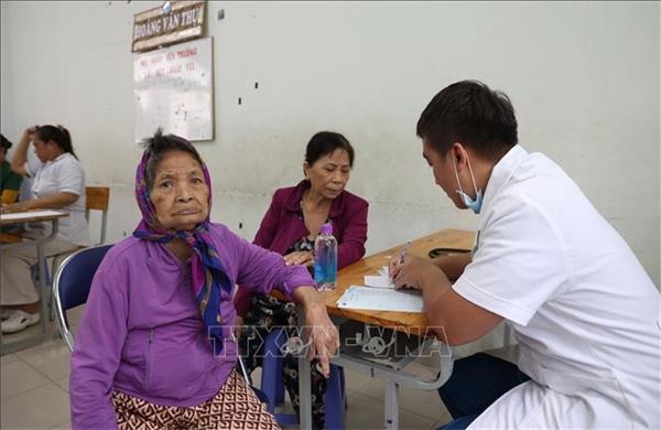 Hỗ trợ khám bệnh, phát thuốc miễn phí cho người dân vùng lũ