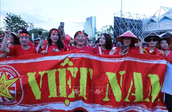 Cổ động viên tràn ngập ngoài sân Rajamangala 'tiếp lửa' cho U22 Việt Nam