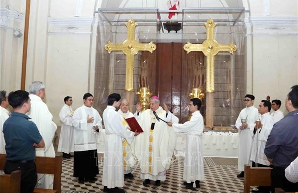 Hoàn thành hai cây Thánh giá của Nhà thờ Đức Bà Sài Gòn