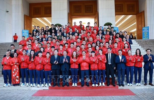 Hai vận động viên vinh dự cầm cờ Đoàn Thể thao Việt Nam tại lễ khai mạc SEA Games 33