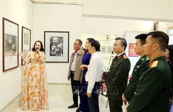 Khai mạc Triển lãm ảnh, tư liệu 'Vang mãi khúc quân hành'