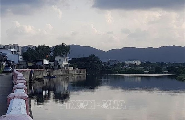 Xử lý kịp thời hiện tượng dầu loang trên sông Cu Đê (Đà Nẵng)