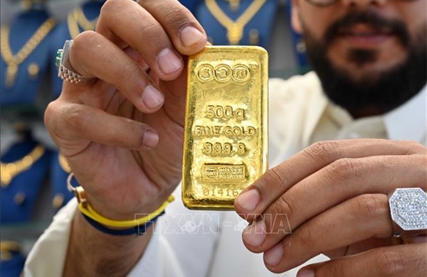 Vàng và bạc chịu áp lực bán mạnh khi các quỹ tái cân bằng hoạt động