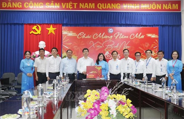 Lãnh đạo Cần Thơ 'xông đất' các doanh nghiệp ngày đầu năm mới