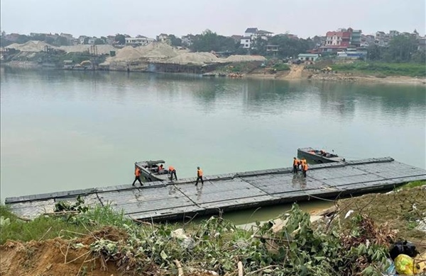 Khẩn trương lắp đặt cầu phao qua sông Lô phục vụ nhân dân đón Tết 