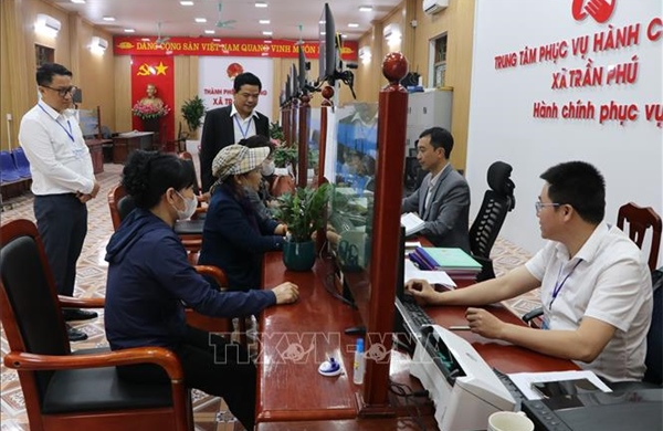 Khí thế sản xuất làm việc đầu năm từ đồng ruộng đến công sở