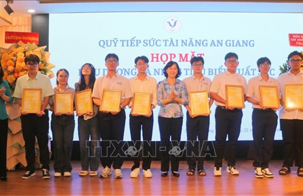 Vinh danh tài năng - Tiếp sức tương lai