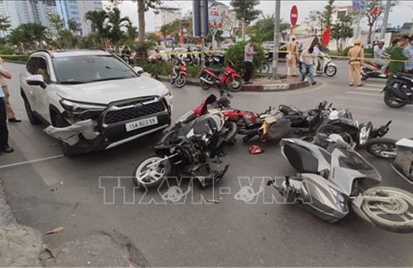 'Xe điên' húc văng 15 xe máy tại Hải Phòng, hàng chục người bị thương 