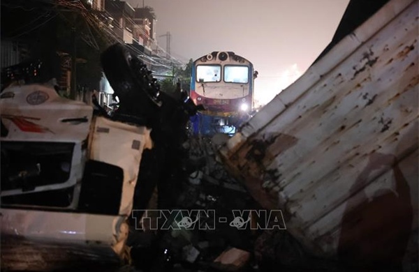 Băng qua đường sắt, xe tải bị tàu hoả cuốn đi hàng chục mét