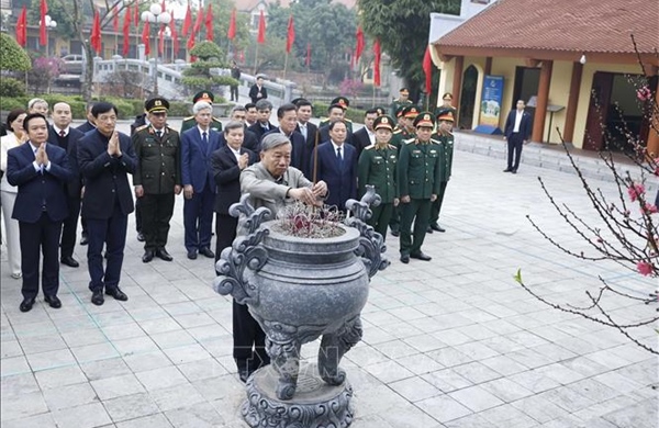 Tổng Bí thư Tô Lâm dâng hương tưởng niệm các đồng chí lãnh đạo tiền bối
