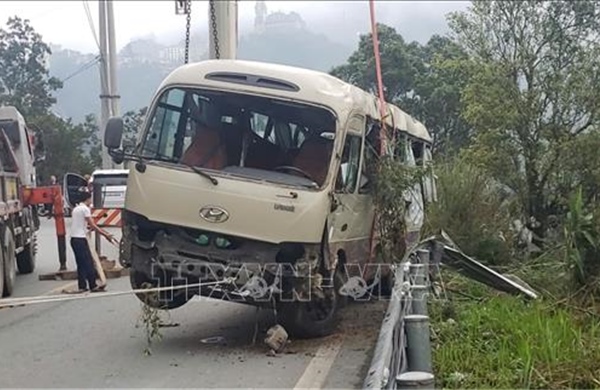 Khẩn trương khắc phục hậu quả vụ xe khách 29 chỗ lao xuống vực tại Tam Đảo