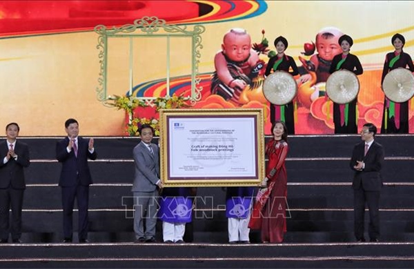 Đón nhận Bằng UNESCO ghi danh Nghề làm tranh dân gian Đông Hồ