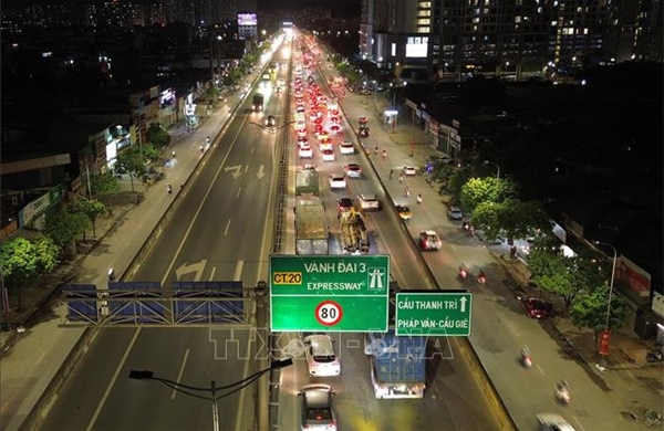 Gần 23h, ùn ứ kéo dài hàng cây số trên đường Vành đai 3
