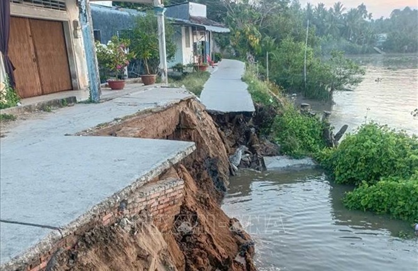 Sạt lở nghiêm trọng bờ sông ở Cần Thơ khiến giao thông bị chia cắt
