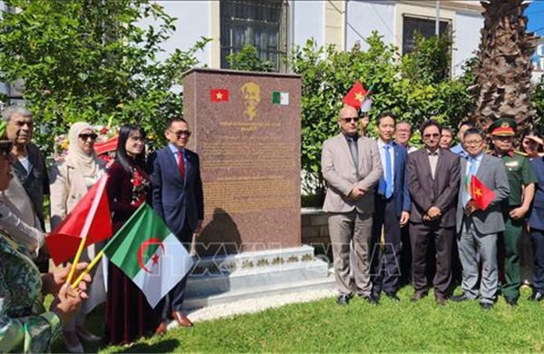 Dâng hoa tưởng nhớ Bác tại đại lộ mang tên Người ở Algeria
