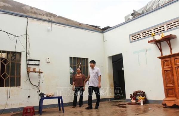 Dông lốc làm hư hỏng trường học, nhà cửa tại Đồng Nai và Sơn La