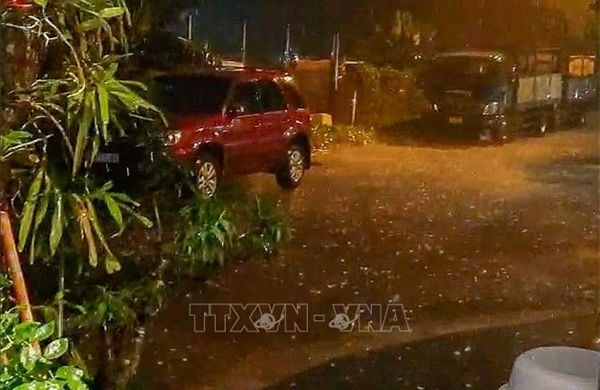 Hà Nội: Mưa đá bất ngờ tối 2/5, cảnh báo dông lốc diện rộng