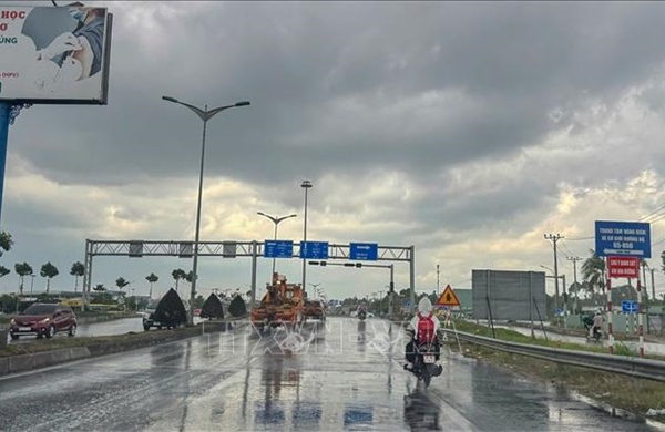 'Mưa vàng' giải nhiệt cho trung tâm Cần Thơ sau nhiều ngày nắng nóng