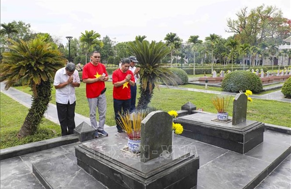 Hành trình tri ân và tiếp nối nơi nghĩa trang liệt sĩ
