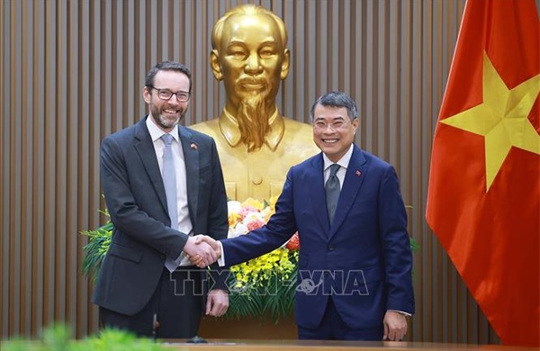 Thủ tướng Lê Minh Hưng tiếp Đại sứ Anh tại Việt Nam