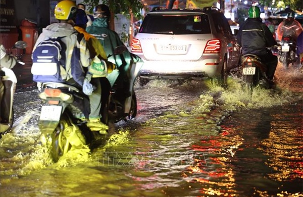 Mưa lớn đúng giờ tan tầm, nhiều tuyến đường ở TP Hồ Chí Minh ngập 
