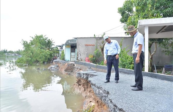 Đồng Tháp: Sạt lở cuốn 40 m đường giao thông xuống sông