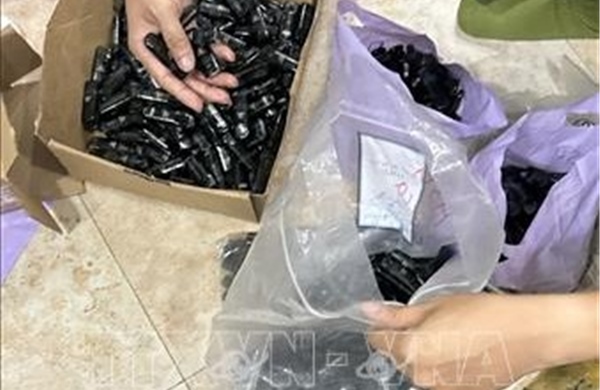 Khởi tố các đối tượng mua bán thuốc lá điện tử chứa ma túy