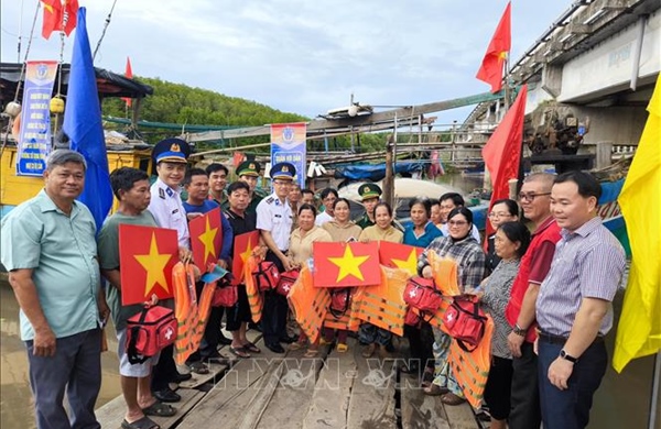 Cảnh sát biển Việt Nam đồng hành với ngư dân