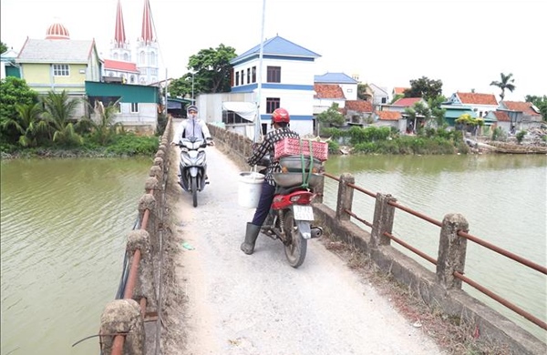 Nghệ An: Cầu Hồng Phong xuống cấp nghiêm trọng nhưng người dân vẫn lưu thông