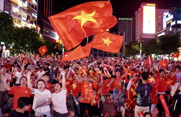 Người hâm mộ Thành phố Hồ Chí Minh hòa chung niềm vui, mừng tuyển Việt Nam vào chung kết ASEAN Hyundai Cup 2026
