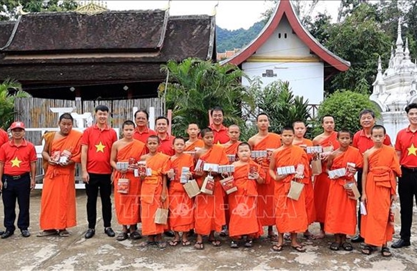 Thanh niên Việt Nam gửi trao tình cảm và tình hữu nghị tới người dân địa phương Lào