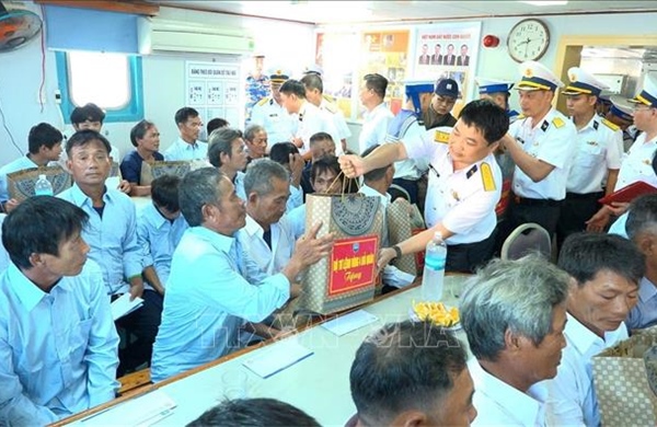 Bàn giao 33 ngư dân gặp nạn trên biển cho gia đình