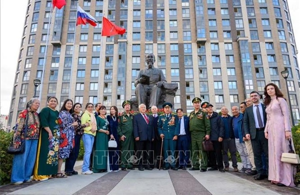 Từ Quảng trường Hồ Chí Minh tại Saint Petersburg hướng về Tổ quốc thân yêu