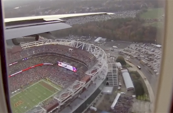 Chuyên cơ của Tổng thống Trump bất ngờ bay tầm thấp trên sân vận động bóng chày ở Marryland