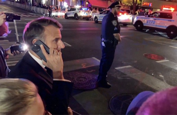 Video cảnh sát New York chặn đường, buộc Tổng thống Macron phải gọi điện cho Tổng thống Trump