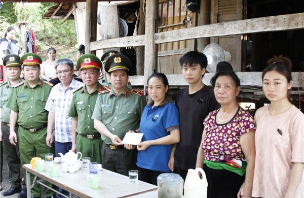 Thăm hỏi, động viên gia đình Tổ trưởng bảo vệ an ninh trật tự cơ sở hy sinh khi làm nhiệm vụ