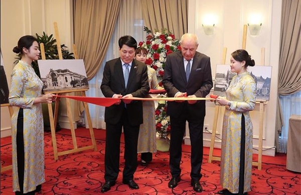 Chủ tịch nước Lương Cường và Tổng thống Hungary dự khai mạc triển lãm ảnh của Dezso Bozoky