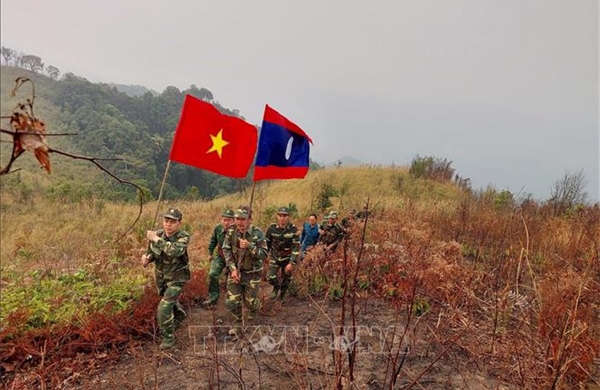 Phối hợp tuần tra song phương trên tuyến biên giới Việt Nam - Lào