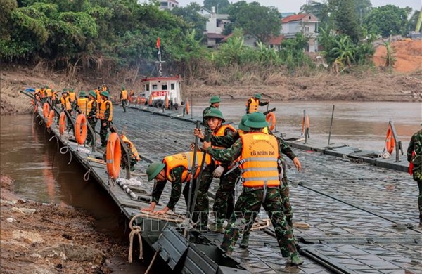 Đang lắp đặt cầu phao Phong Châu