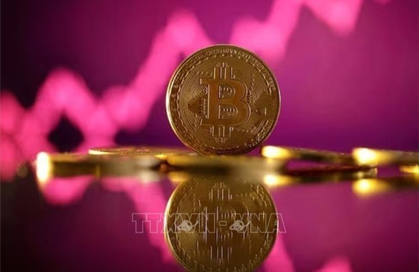 Bitcoin lập kỷ lục mới khi nhà đầu tư đổ xô vào các tài sản rủi ro