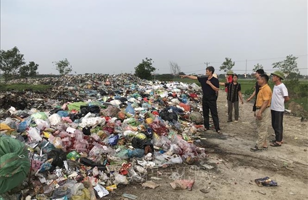Bãi rác gây ô nhiễm cho hàng trăm hộ dân ở huyện Thanh Miện