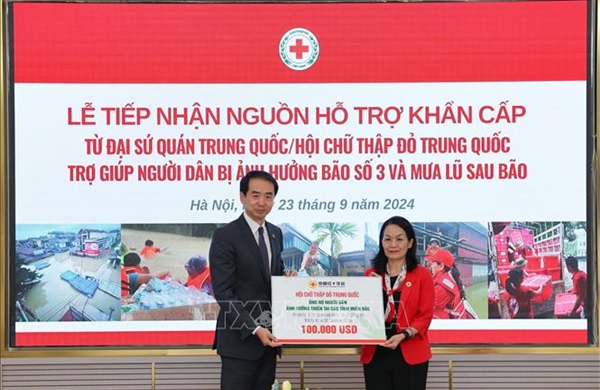 Tiếp nhận 100.000 USD từ Đại sứ quán Trung Quốc ủng hộ người dân vùng bão, lũ