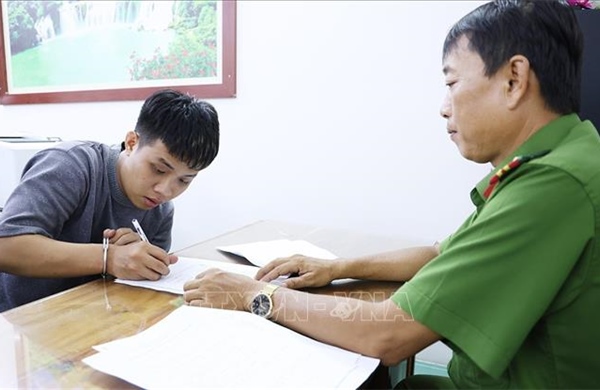 Vận động đối tượng giết người bỏ trốn sang Campuchia về đầu thú