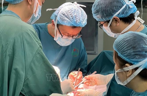 Phẫu thuật thành công đồng thời cắt thực quản và gan cho nam bệnh nhân