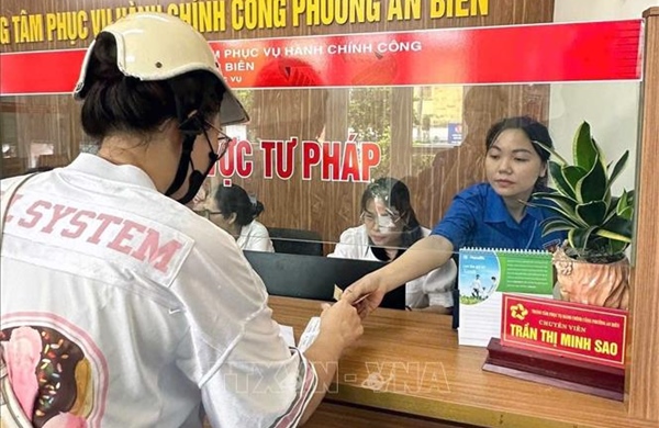 Thanh niên xung kích hỗ trợ người dân tiếp cận dịch vụ công hiện đại