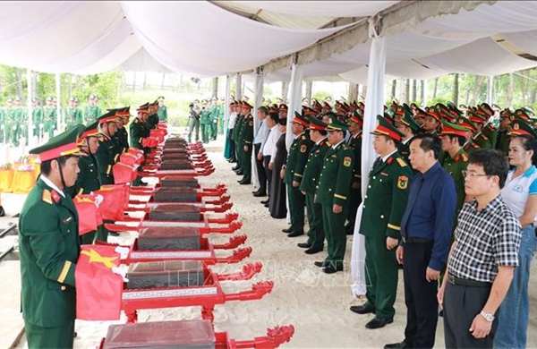 Truy điệu, an táng 12 hài cốt liệt sĩ