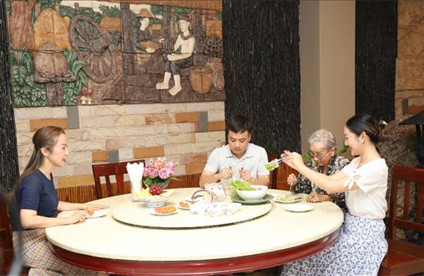 Ngọn lửa tiếng Việt 4 thế hệ cháy mãi nơi đất Lào
