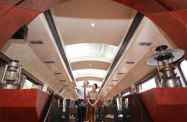 Tàu hỏa du lịch 2 tầng &#39;The Hanoi Train&#39; , điểm nhấn mới của Hà Nội dịp 80 năm Quốc khánh